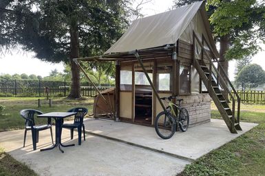 Vue d'un hébergement du camping de Crémault